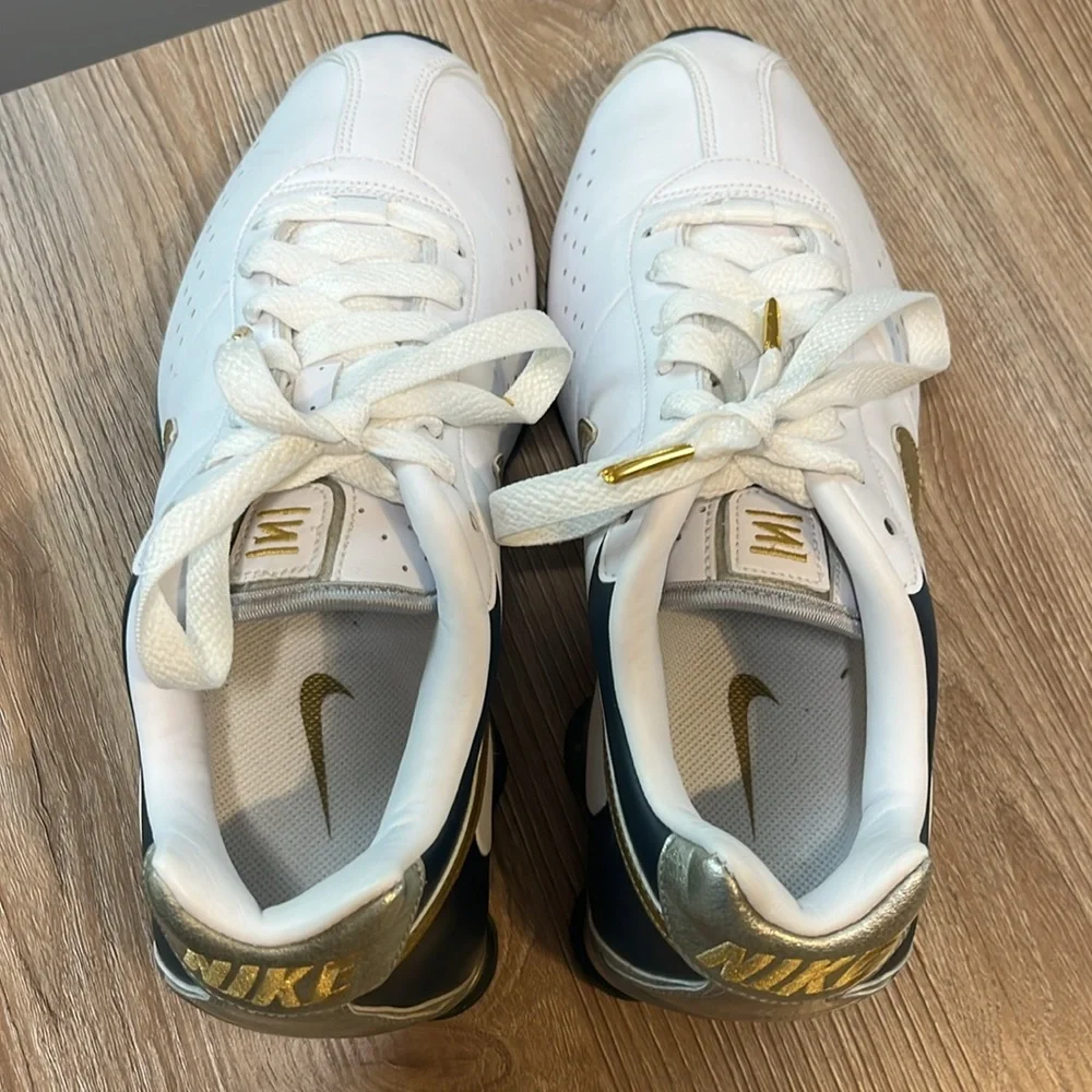 Nike Women’s Collectors Edition Gold Shox - Picture 4 of 10